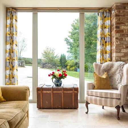 Flynn'S Barn Villa Aylworth Екстериор снимка