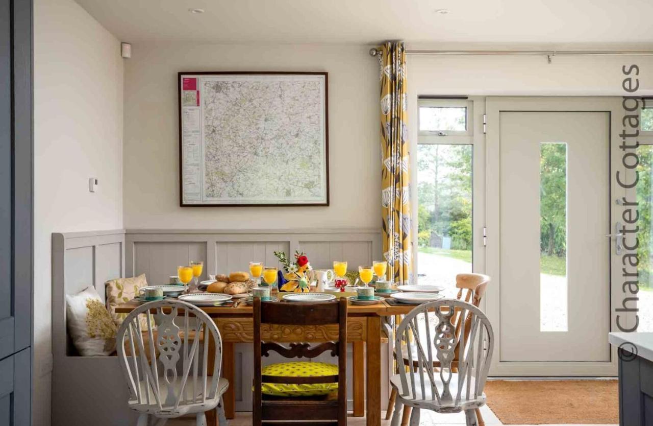 Flynn'S Barn Villa Aylworth Екстериор снимка