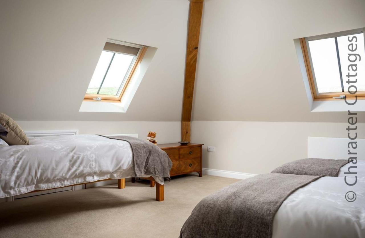 Flynn'S Barn Villa Aylworth Екстериор снимка